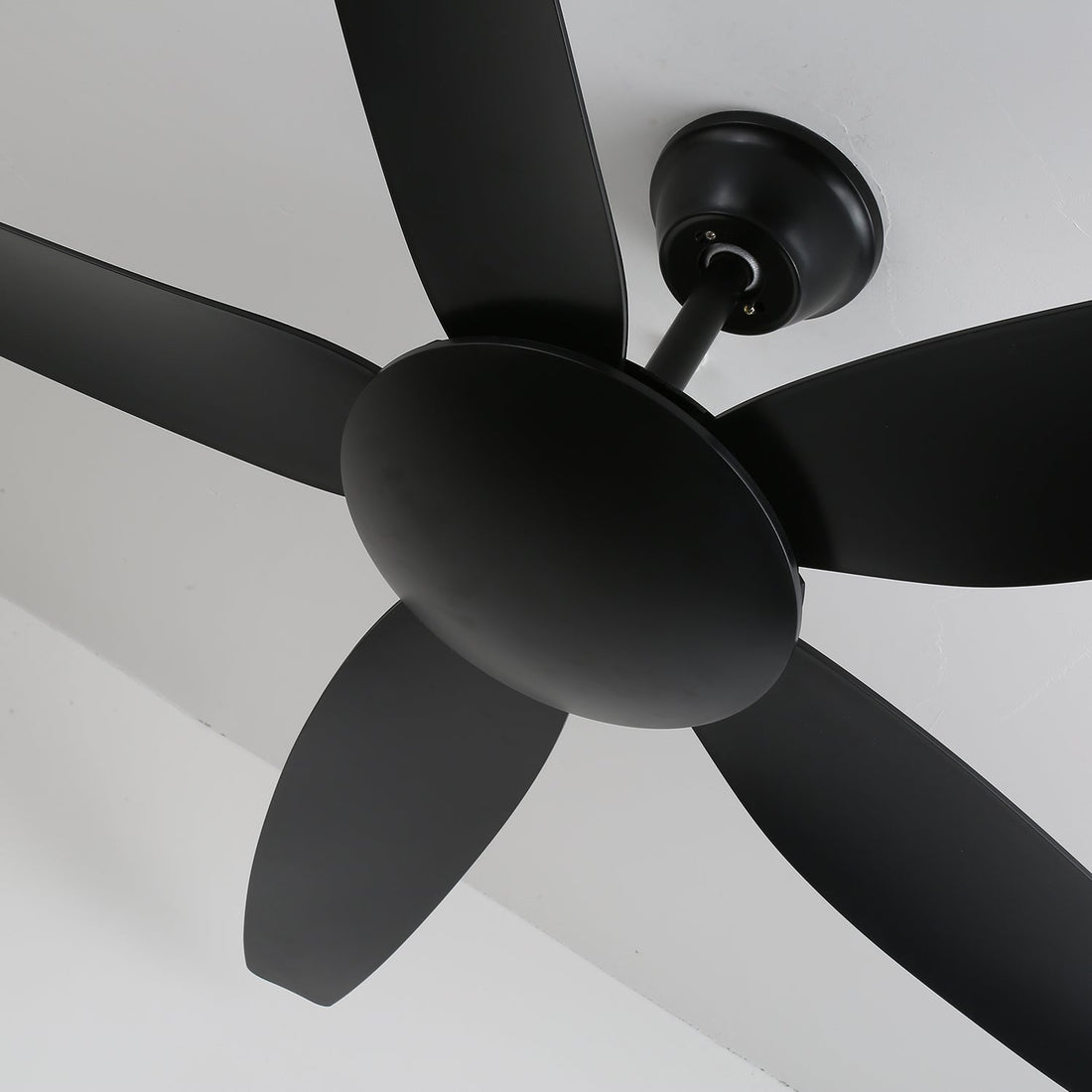 Ventilateur de plafond minimaliste Onyxa avec lumière