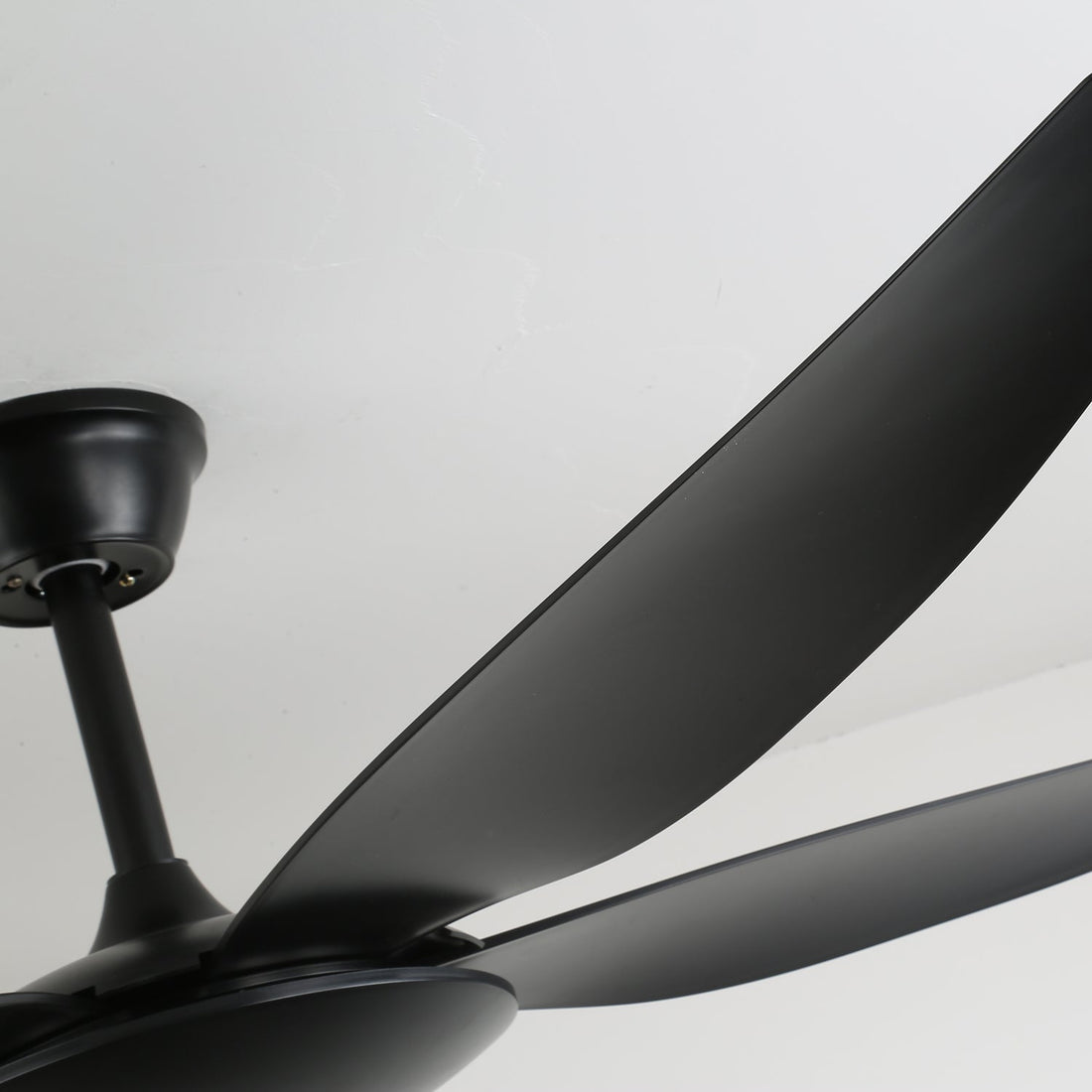 Ventilateur de plafond minimaliste Onyxa avec lumière