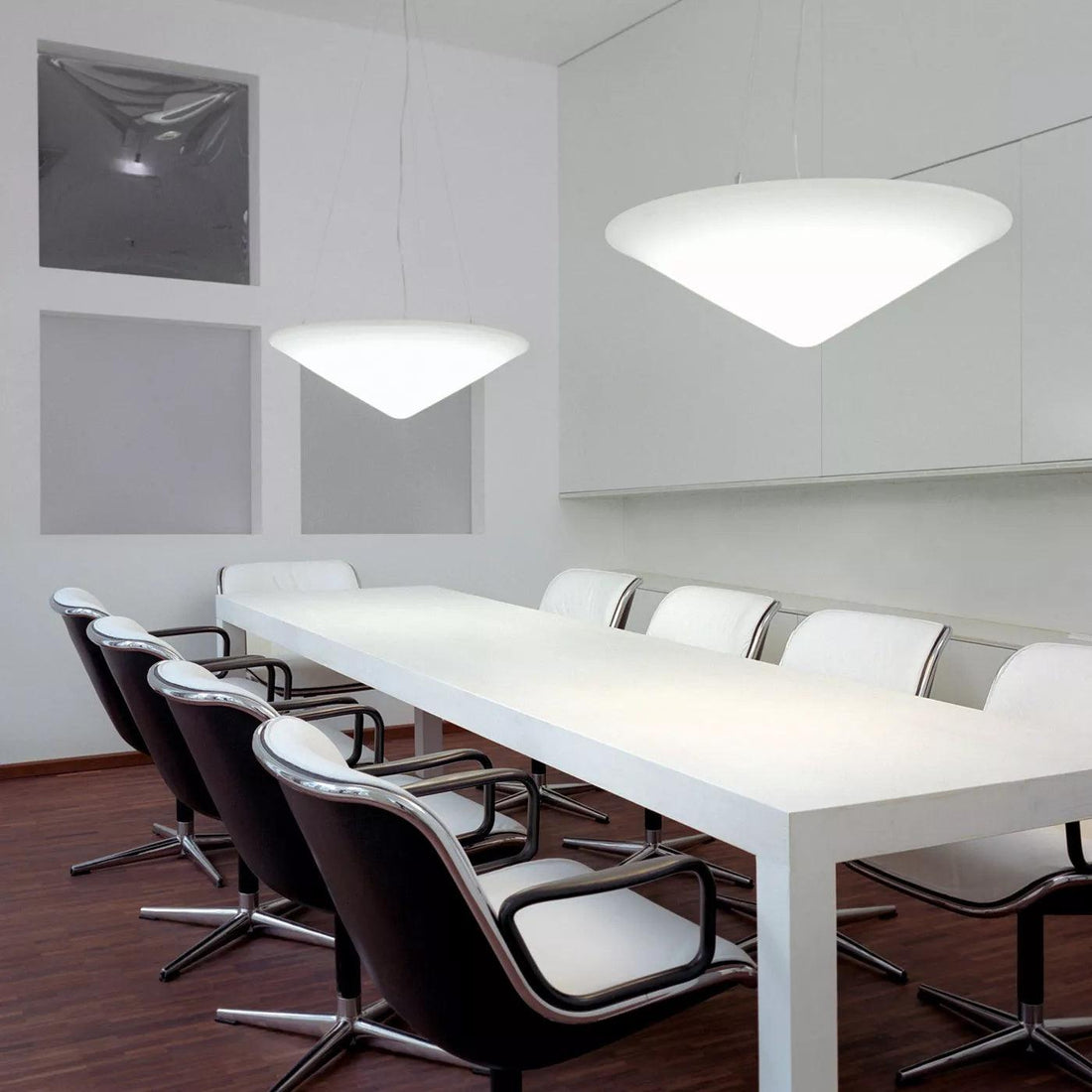 Solara Lampe Suspendue Polyéthylène Chapeau Incliné Minimaliste