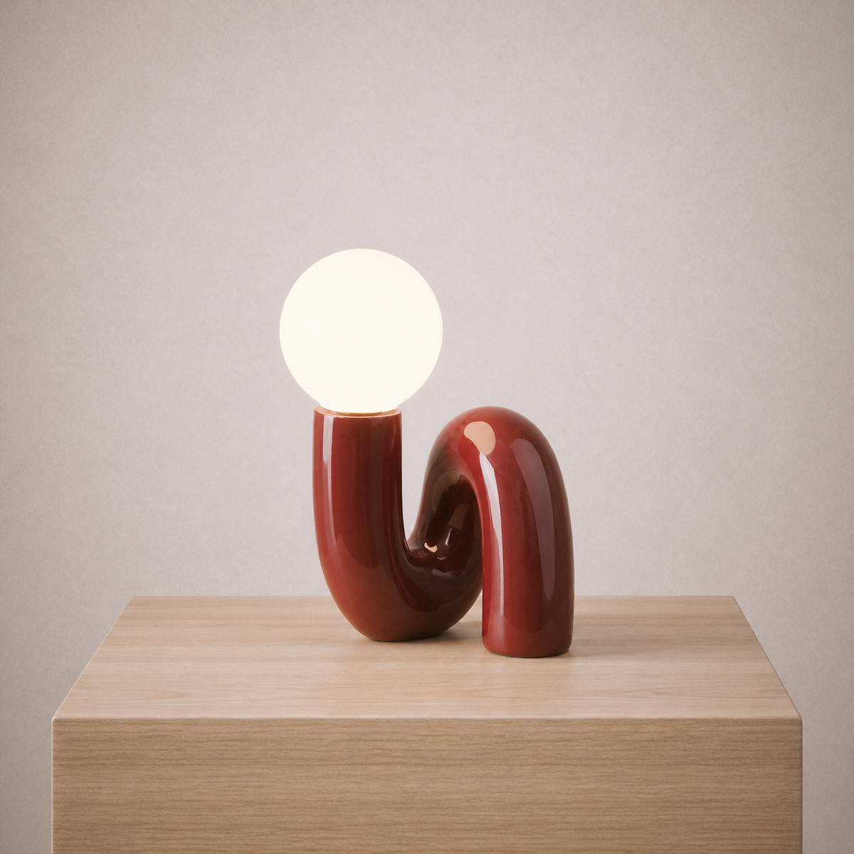 Lampe de Table Design en Résine Rouge et Globe Opalin – Cérona