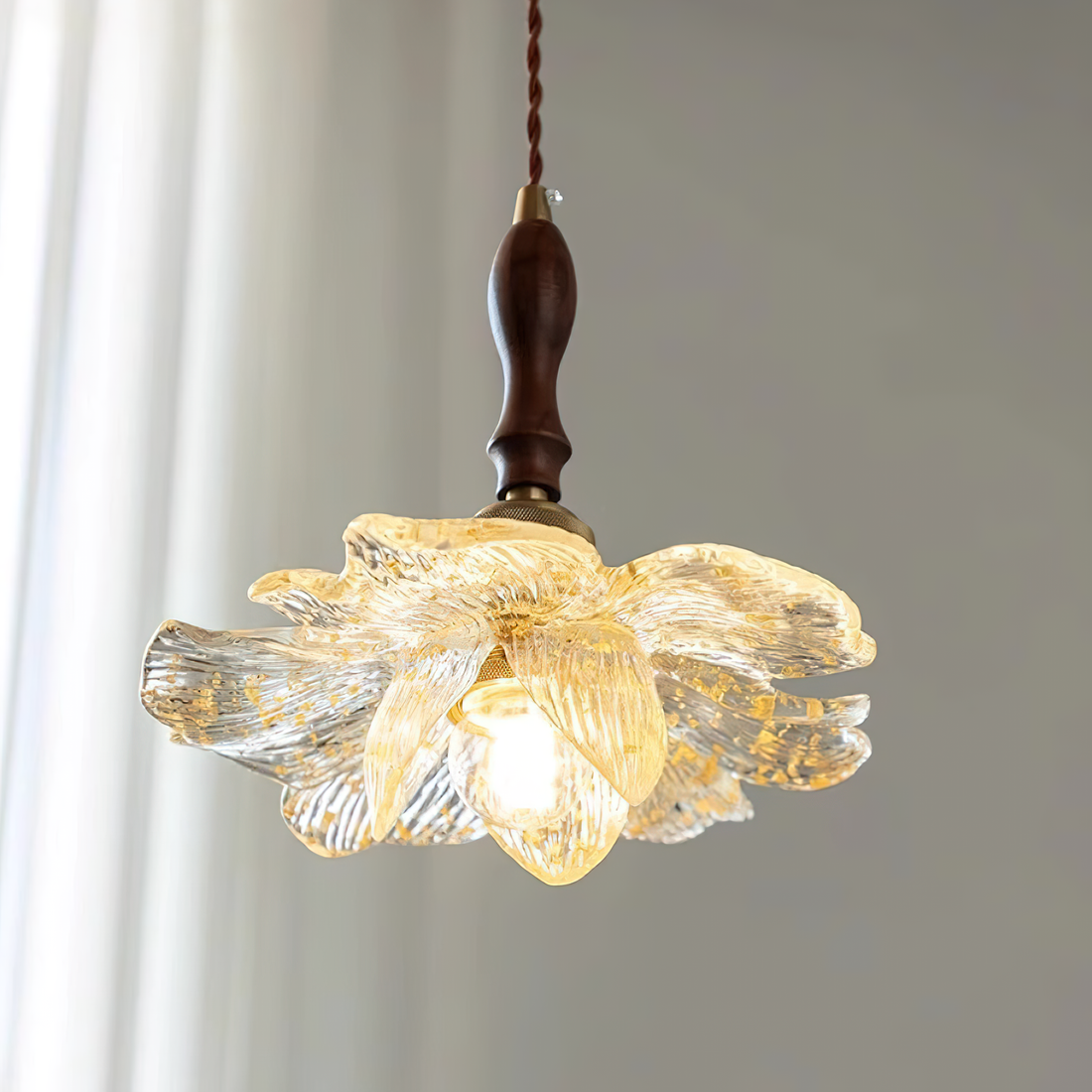 Dalie Suspension Lampe Lotus Pétales de Lotus en Résine Accents Dorés