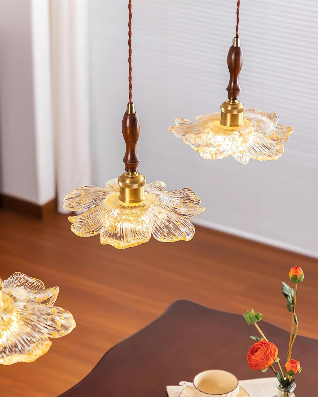 Dalie Suspension Lampe Lotus Pétales de Lotus en Résine Accents Dorés