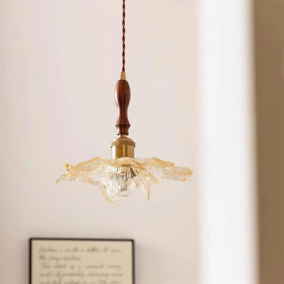Dalie Suspension Lampe Lotus Pétales de Lotus en Résine Accents Dorés
