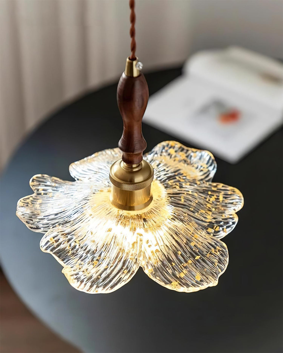 Dalie Suspension Lampe Lotus Pétales de Lotus en Résine Accents Dorés