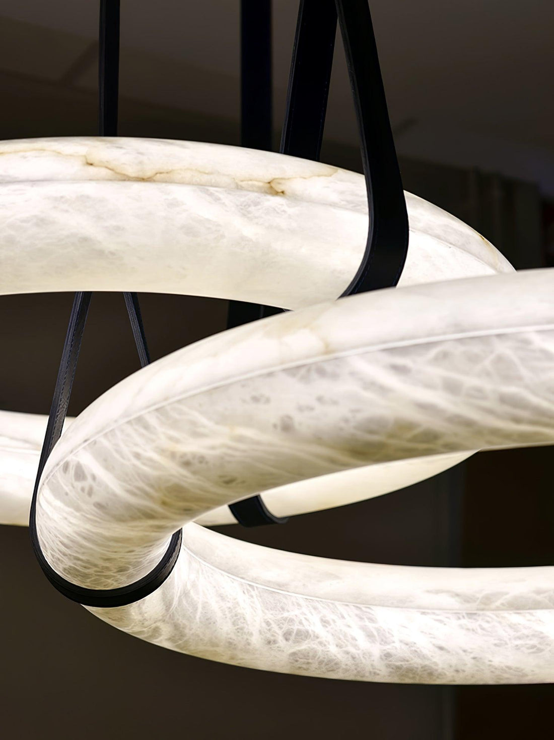 Aira Suspension Lampe Anneau en albâtre Lanières en cuir Luxe scandinave