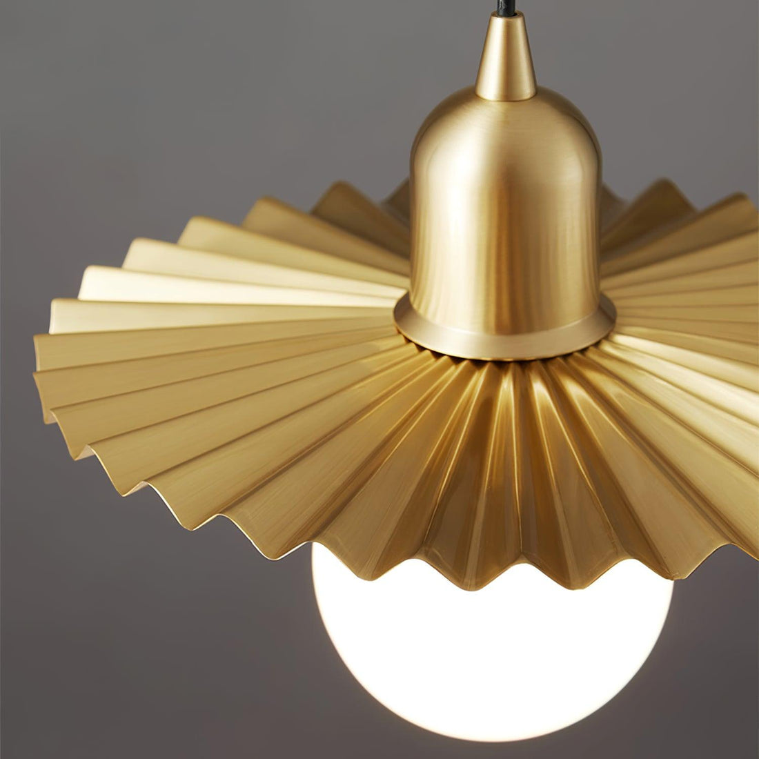 Rozeta Suspension en Laiton Plissé Moderne