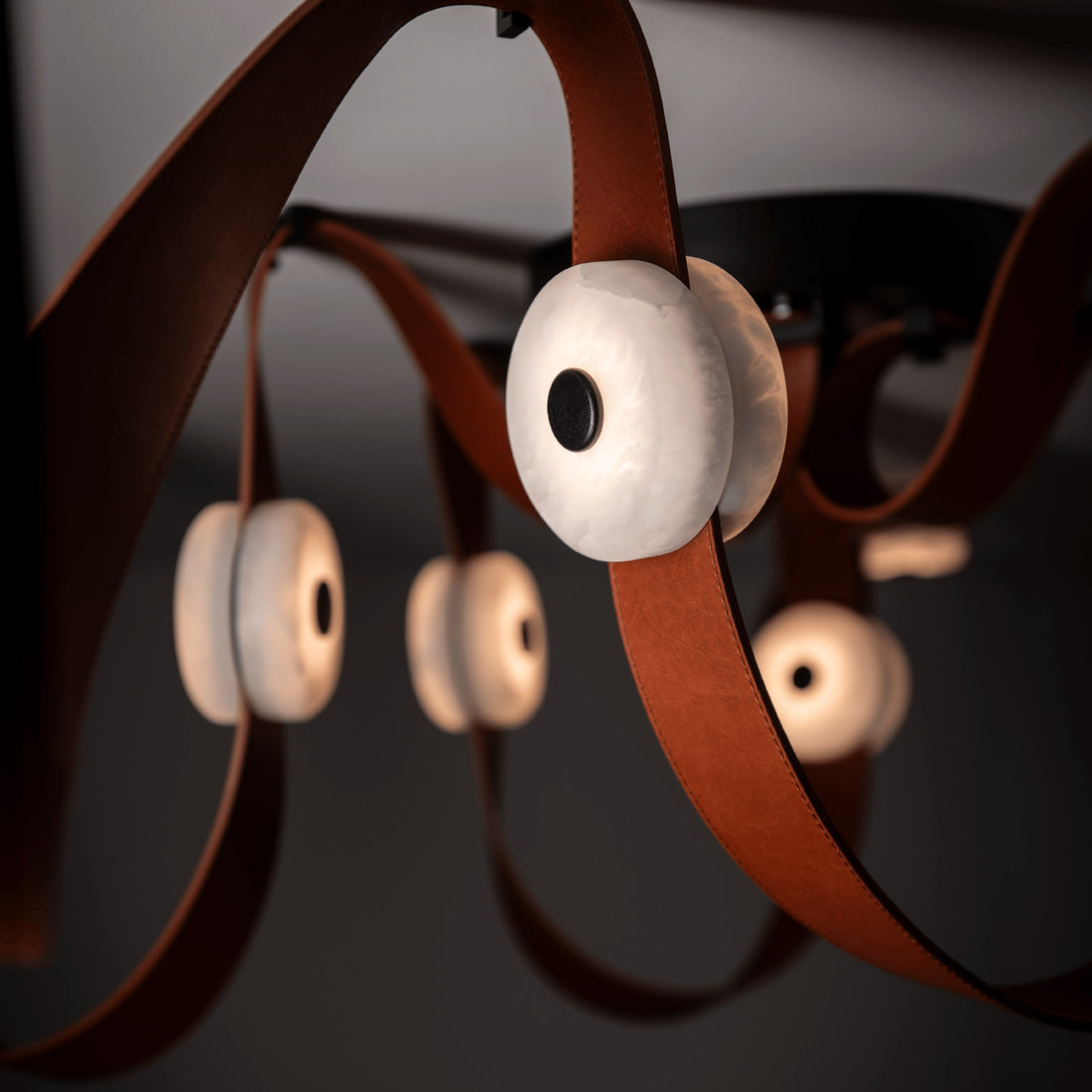Elraearis Moderne Minimaliste LED Cuir Albâtre Lustre