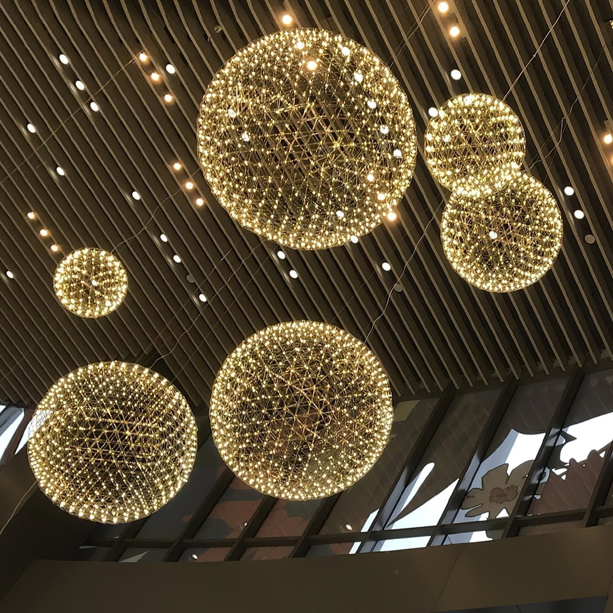 Ivthayra Suspension Boule Dorée de Luxe Postmoderne