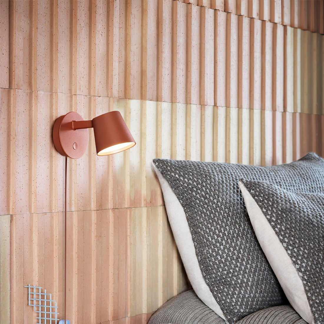Olmirara Modern Minimalist Plug-In Wall Lamp