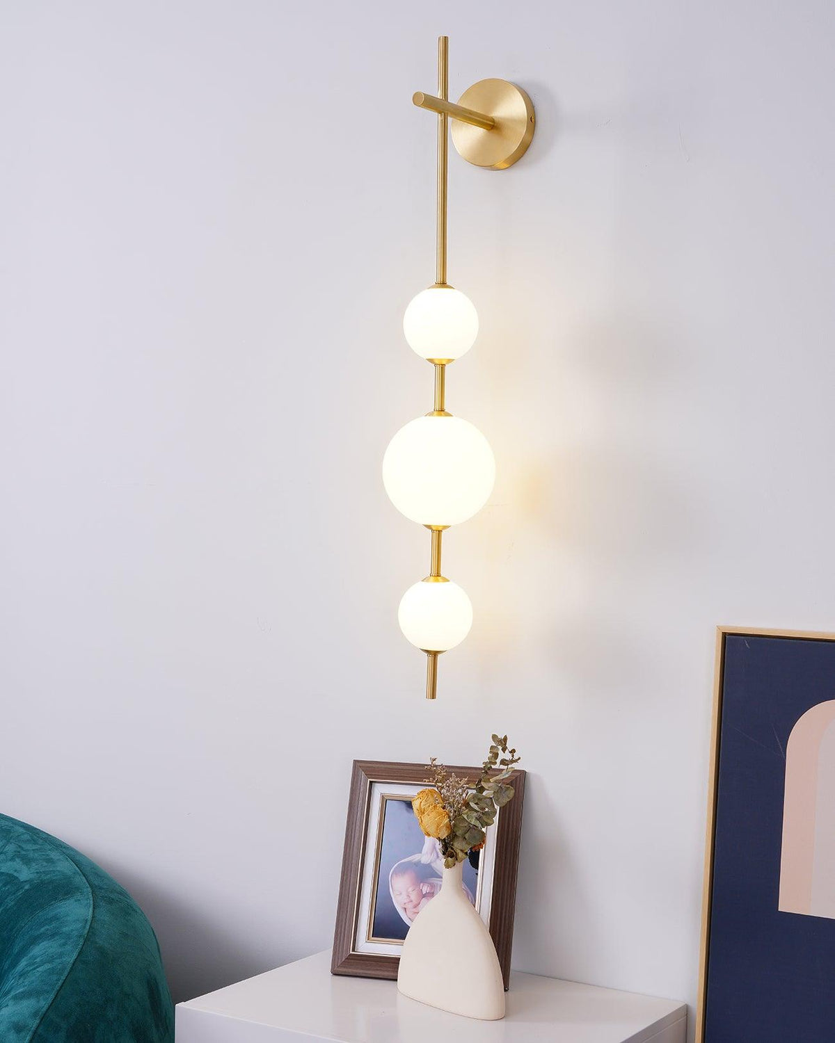 Ilraeia Vertical Globe Plug-in Wall Lamp
