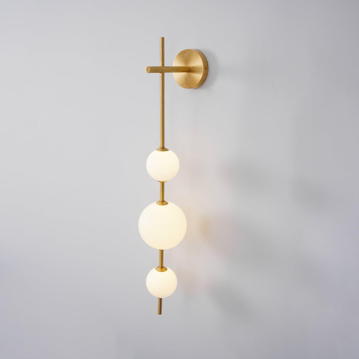 Ilraeia Vertical Globe Plug-in Wall Lamp