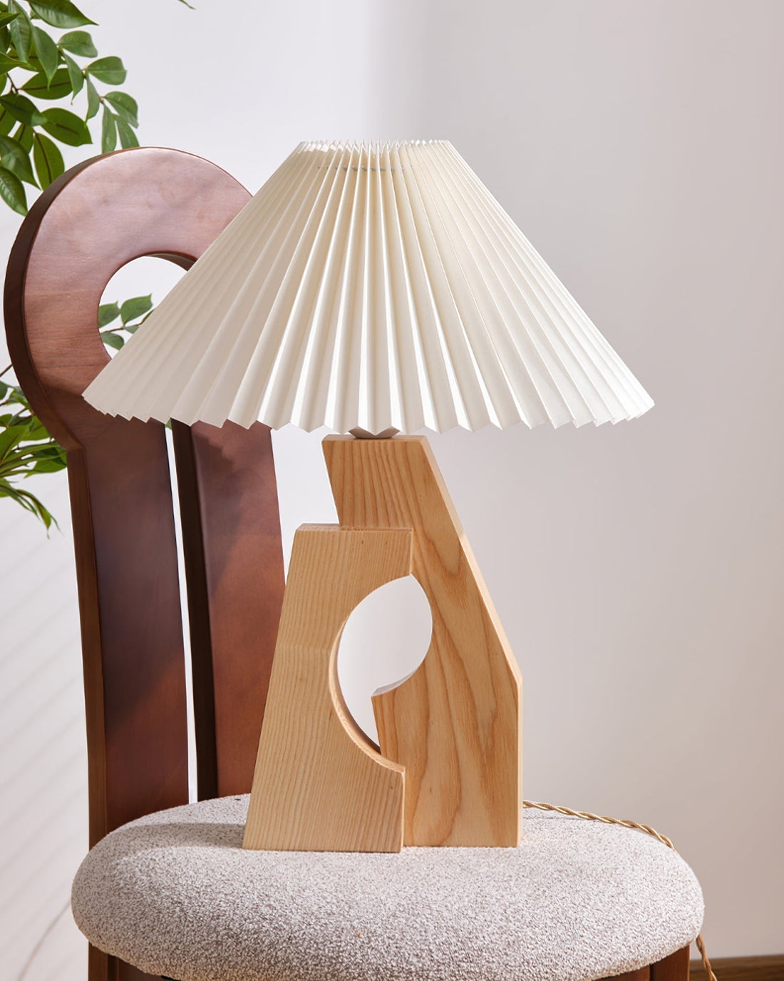 Zain Lampe de Table Plissée Papier Plissée Sculpturale en Bois