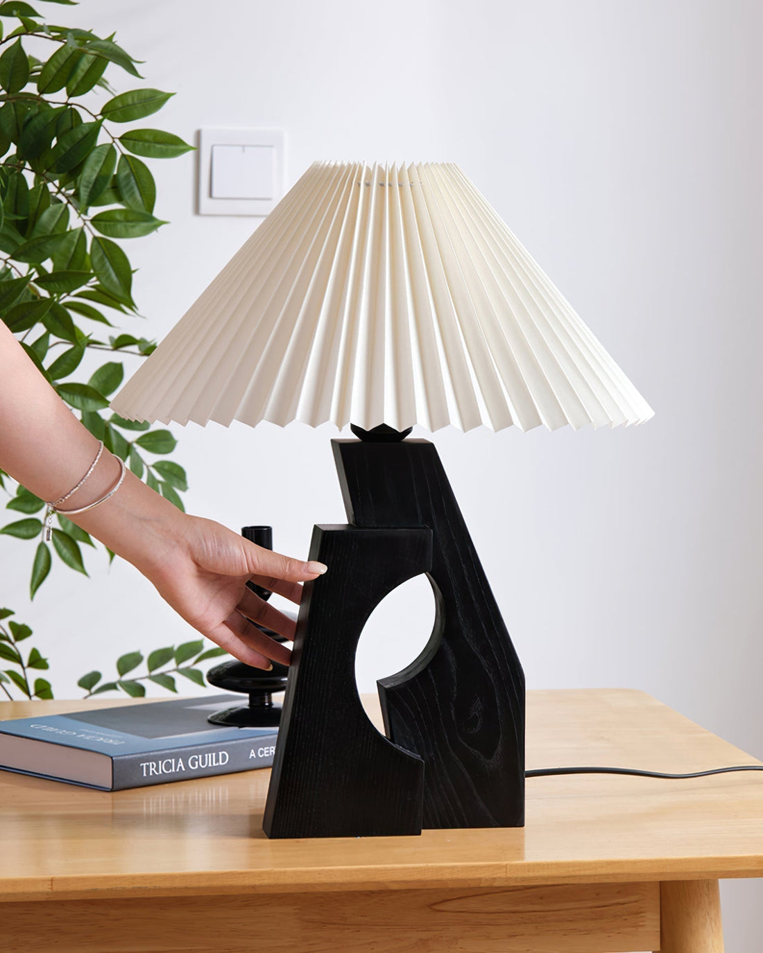 Zain Lampe de Table Plissée Papier Plissée Sculpturale en Bois