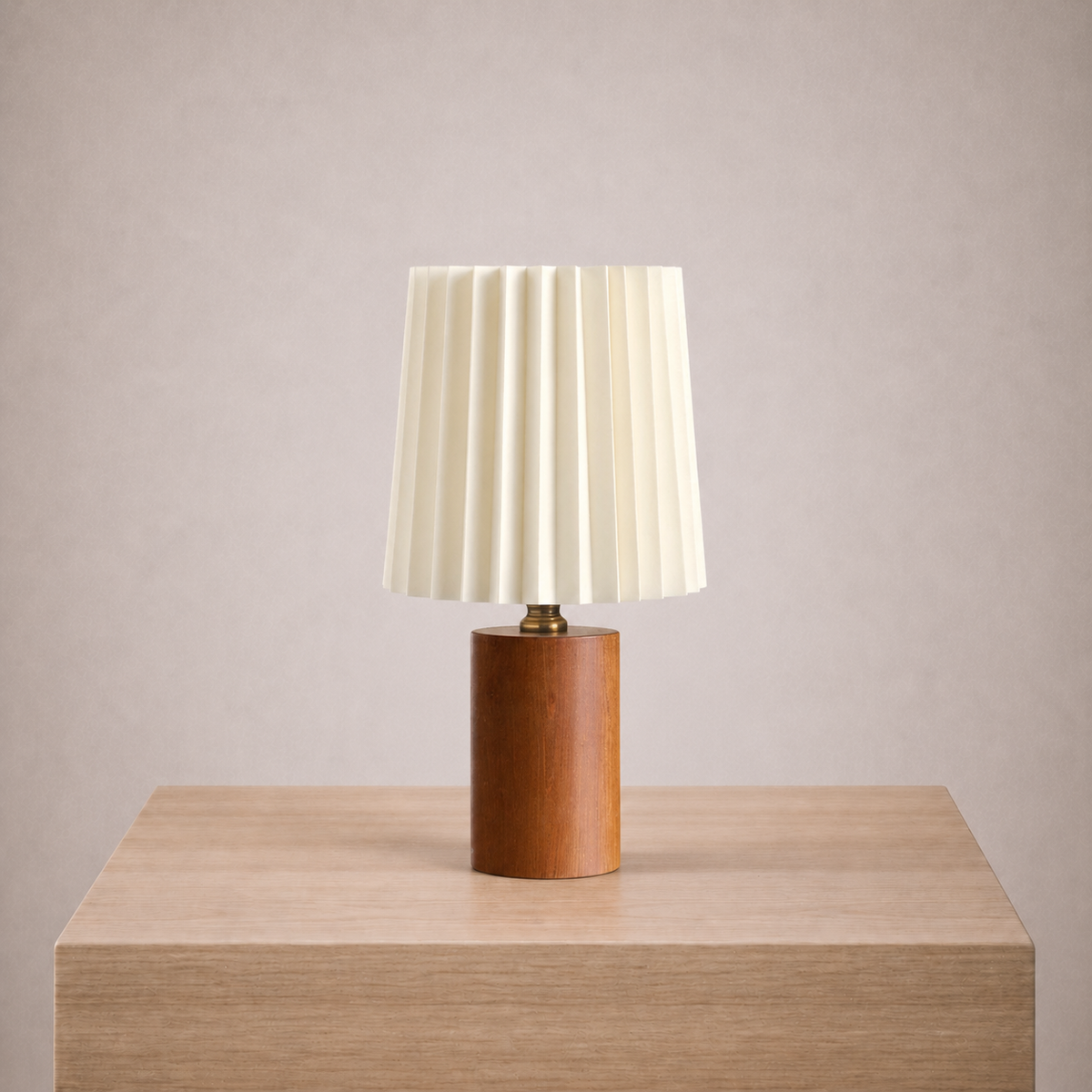 Lampe de table en bois avec abat-jour plissé ivoire – Linuna